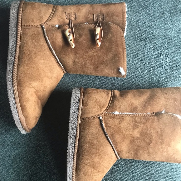 Size 8 brown willowbee boots toggle side. - Picture 1 of 4